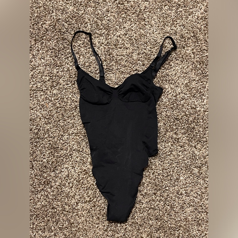 SKIMS Women's Seamless Sculpt Low Back Thong Bodysuit